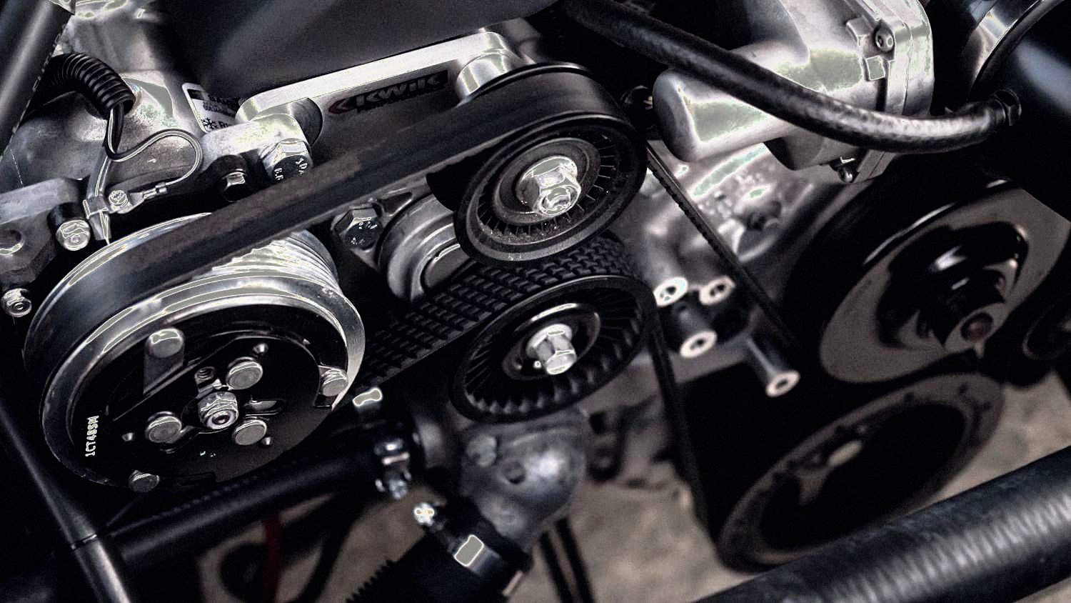 Engine and drivetrain under service